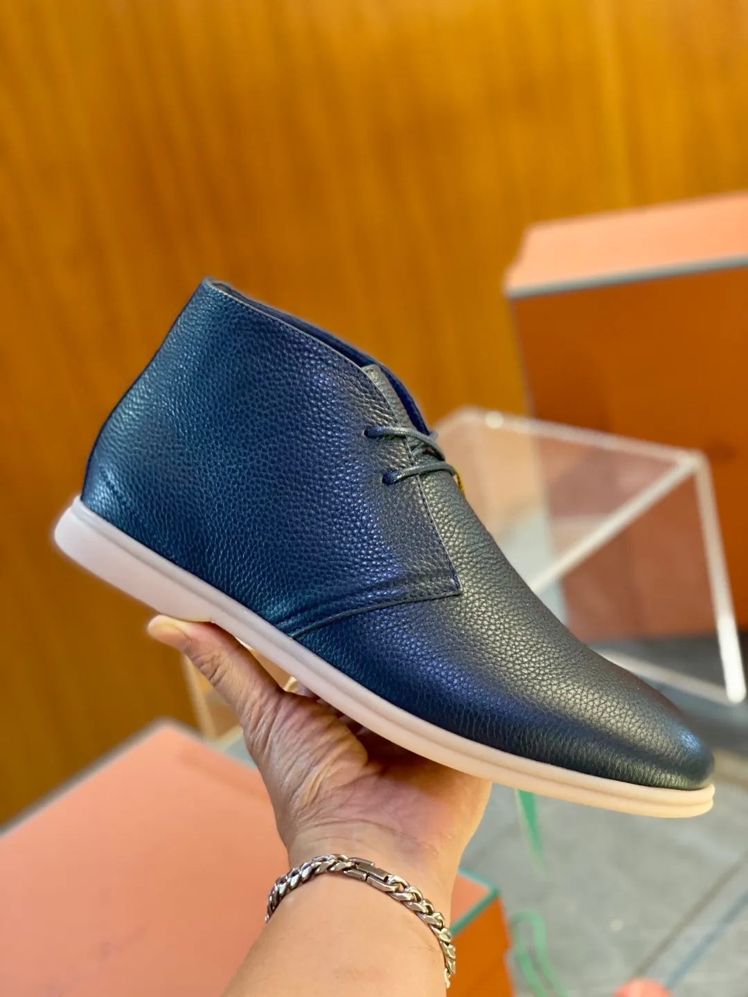 💰780 Loro Piana men's boots for autumn and winter ♞size; 39~46 The flexibility of first-layer cowhide returns to nature and feels the freedom and elegance in the city. A return to the original equestrian elegance aesthetics, Loro Piana is once again inspired by equestrianism this season, perfectly integrating freedom, elegance and functionality.